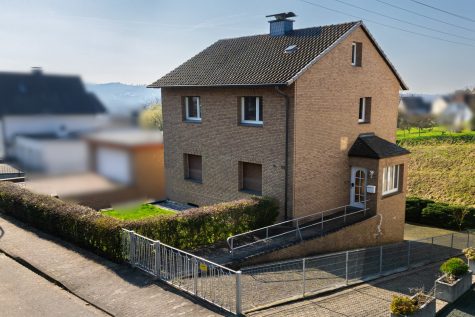 Familienglück – Einfamilienhaus mit großem Grundstück, 59755 Arnsberg, Einfamilienhaus